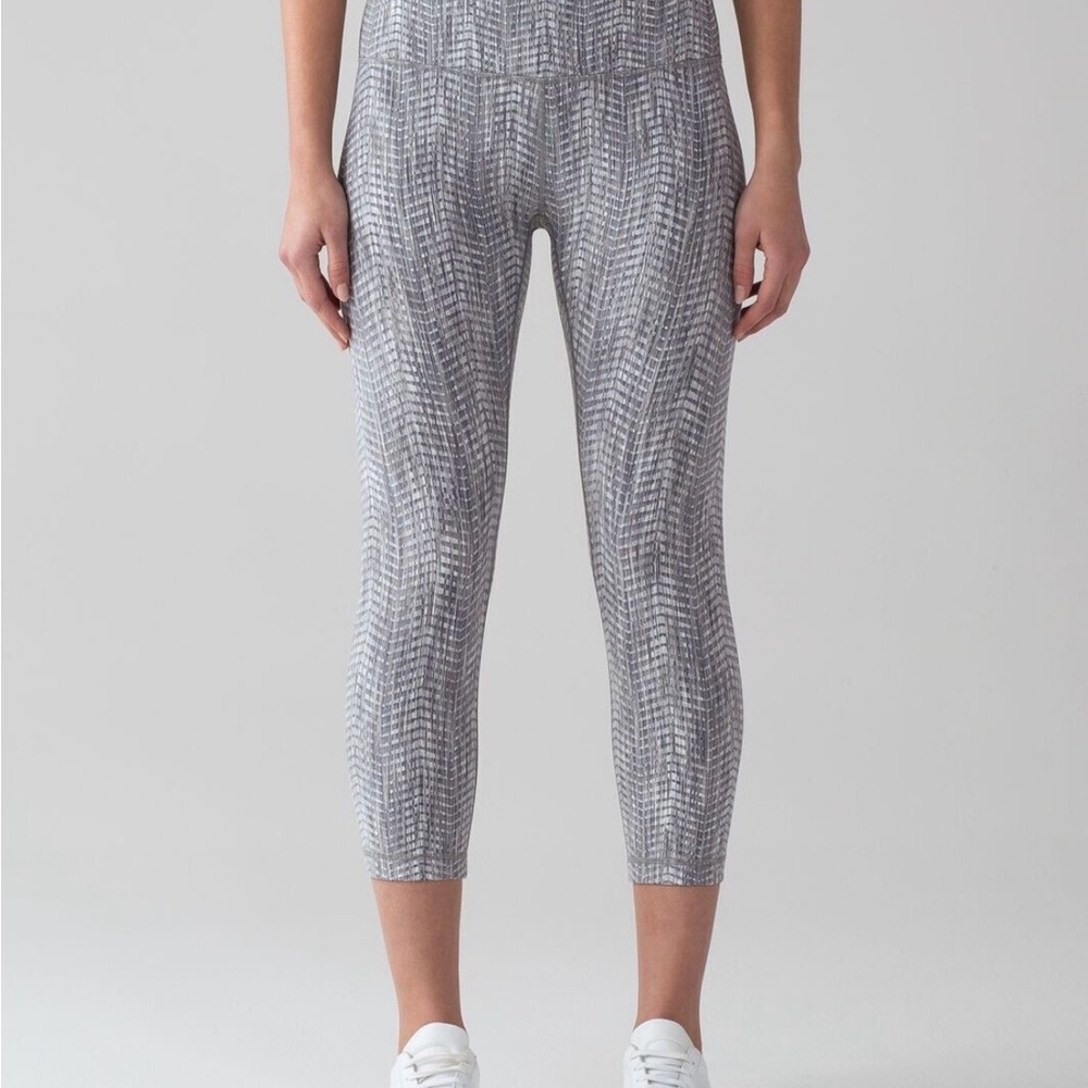 Lululemon Wunder Undecrop High Rise 21” Luon Arrow Jaquard Silver leggings 6